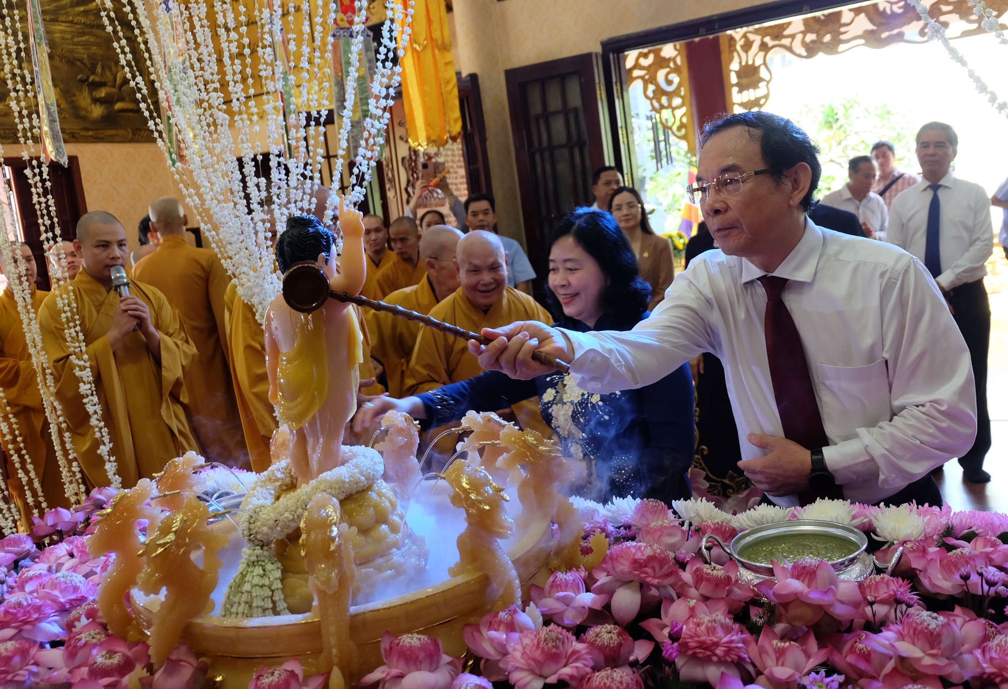 Bí thư Thành ủy TP. Hồ Chí Minh Nguyễn Văn Nên thực hiện nghi thức tắm Phật tại chùa Minh Đạo (Ảnh: Thu Hường).